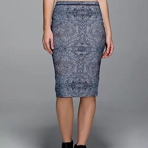 LULULEMON Twice As Nice straight SKIRT REVERSIBLE 6 Bead Envy Silver Spoon/Black